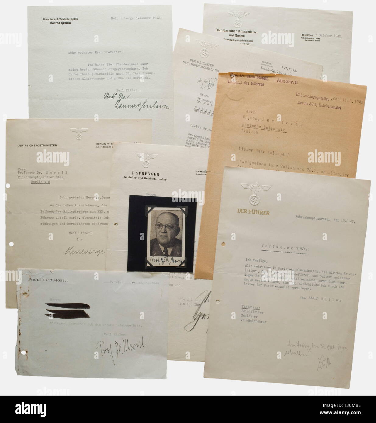 Il Professor Theo Morell (1886 - 1948), lettere e documenti di Adolf Hitler il medico personale di trascrizione di una lettera al Dottor Zachariae, Benito Mussolini, medico, Führer sede centrale, 11.3.1945, dattiloscritte '... sono molto soddisfatto con il mio più importante del paziente (nota: Hitler) ... Come il Duce è in ottima salute ... si prega di dare a lui i miei migliori saluti. ... Con i migliori saluti a Obergruppenführer Wolff e Ambasciatore Rahn' firma manoscritta "Il prof. M.'. Decreto V 9/42 "Führer", Führer sede 12.8.42 matita manoscritta nota 'Dr. M.' Due lettere di Cona Editorial-Use-solo Foto Stock