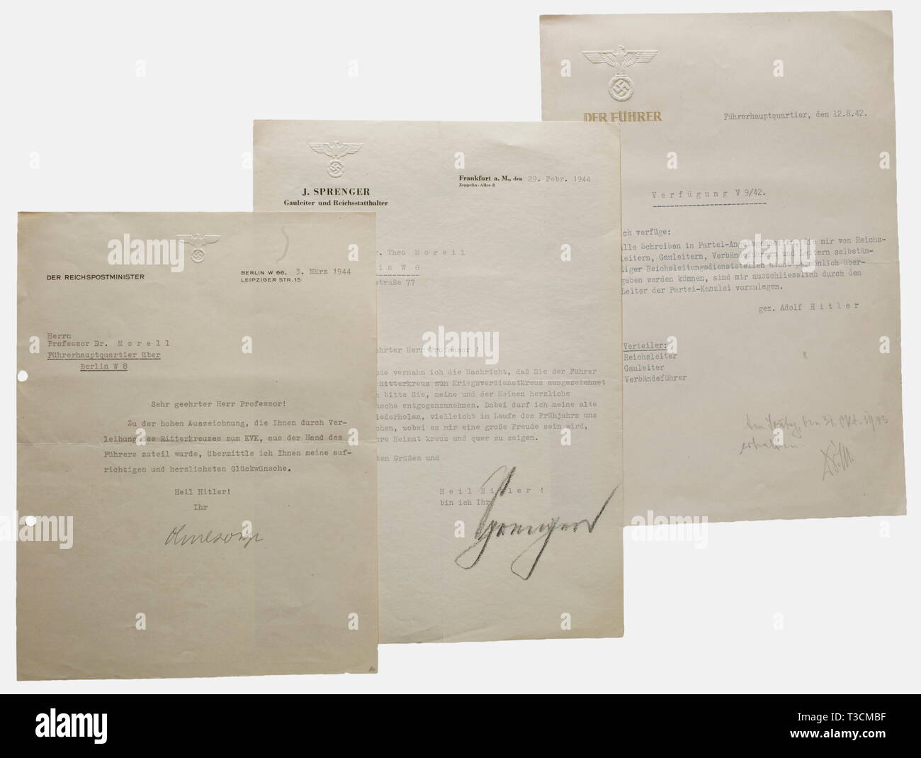 Il Professor Theo Morell (1886 - 1948), lettere e documenti di Adolf Hitler il medico personale di trascrizione di una lettera al Dottor Zachariae, Benito Mussolini, medico, Führer sede centrale, 11.3.1945, dattiloscritte '... sono molto soddisfatto con il mio più importante del paziente (nota: Hitler) ... Come il Duce è in ottima salute ... si prega di dare a lui i miei migliori saluti. ... Con i migliori saluti a Obergruppenführer Wolff e Ambasciatore Rahn' firma manoscritta "Il prof. M.'. Decreto V 9/42 "Führer", Führer sede 12.8.42 matita manoscritta nota 'Dr. M.' Due lettere di Cona Editorial-Use-solo Foto Stock