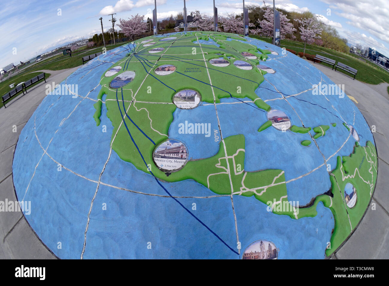 Fsheye vista della mappa tridimensionale del mondo che mostra le Americhe di Larry Berg percorso di volo Park, Richmond, BC, Canada Foto Stock