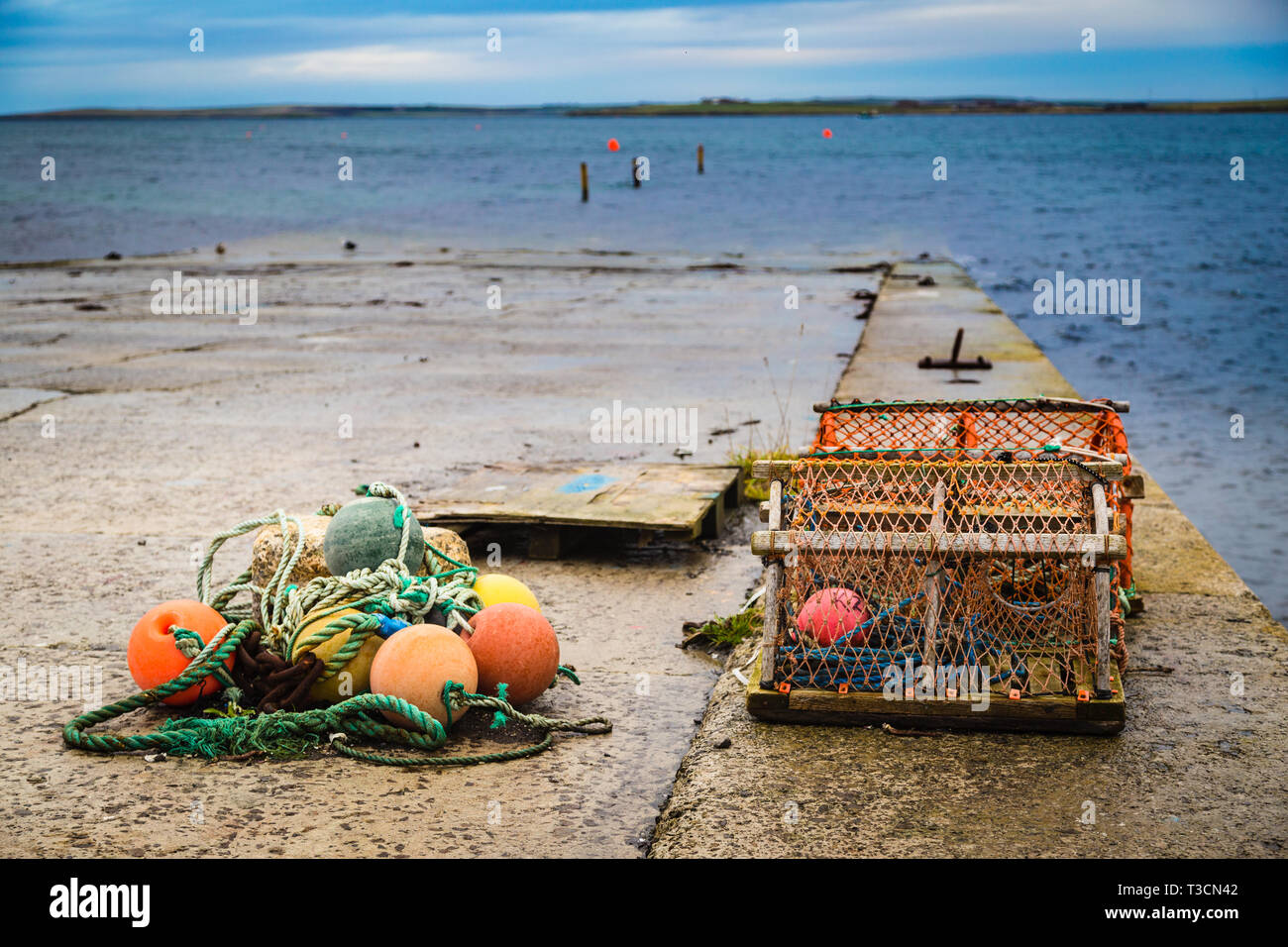 Lobster cantre e boe su una sorta di scivolo a Kirkwall, Orkney Islands. Foto Stock