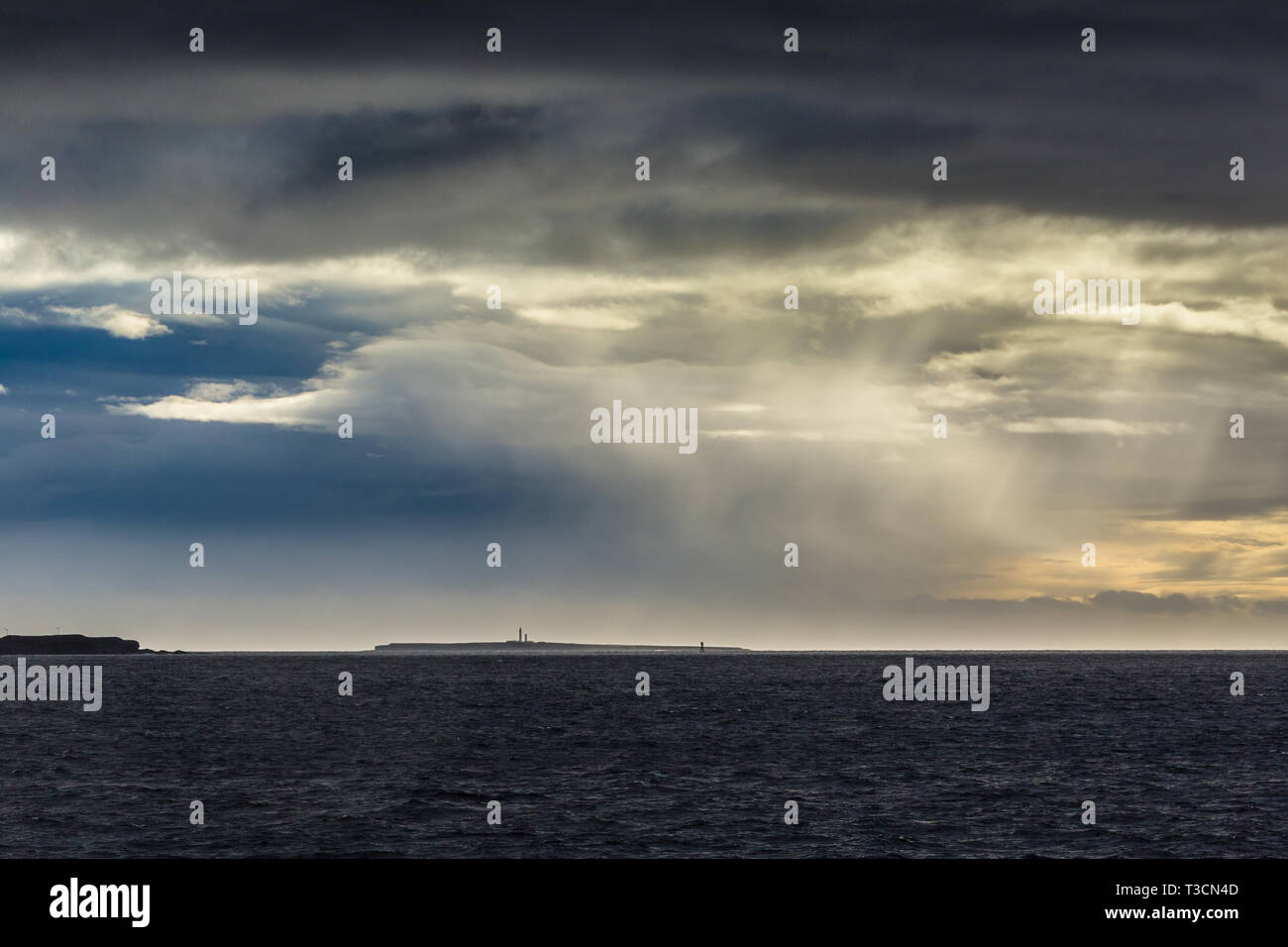 Meteo drammatica sulla sindrome di Muckle Skerry. Nel Pentland Firth Foto Stock