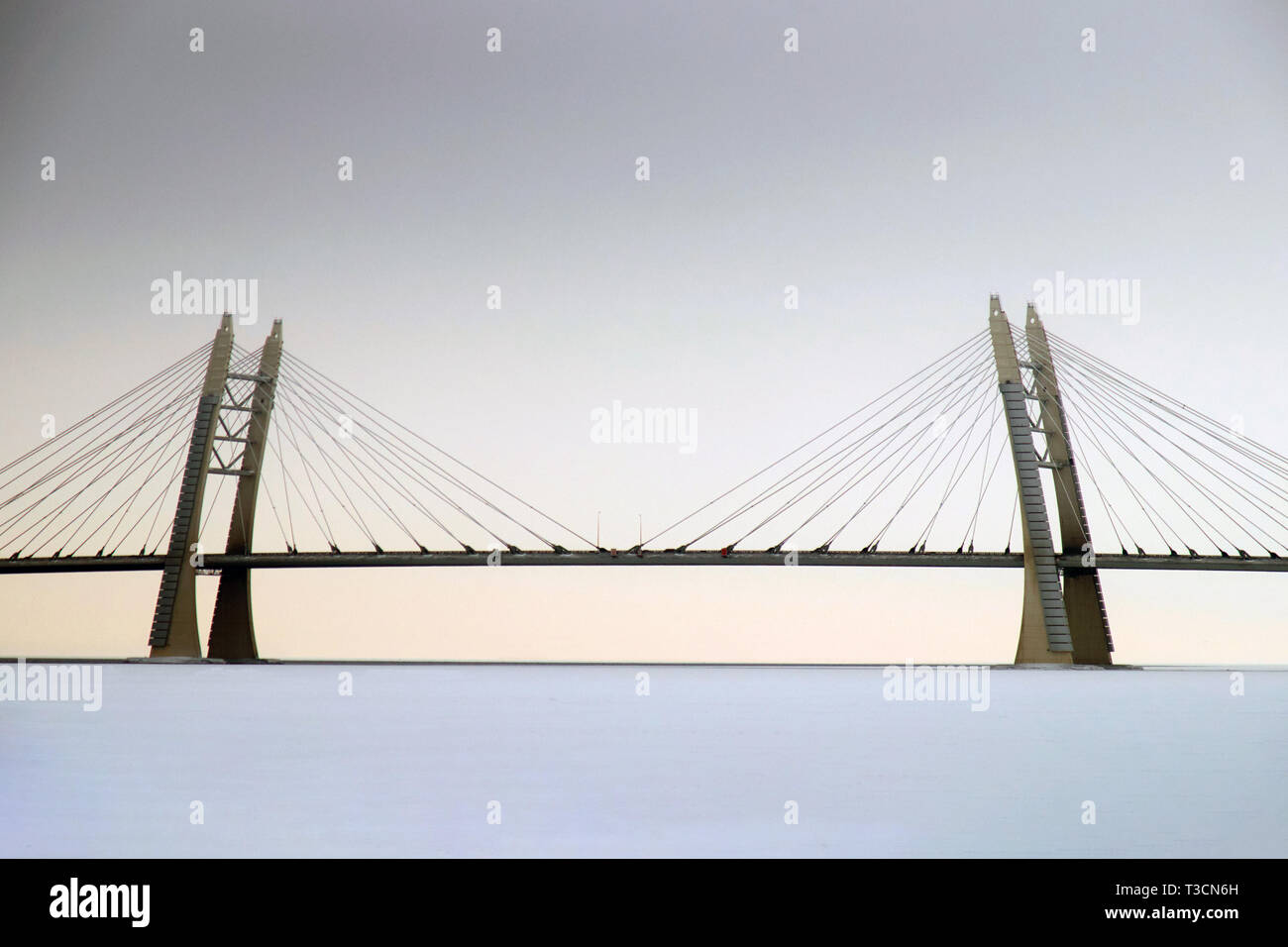 Cavo alloggiato a ponte sopra il Golfo di Finlandia in inverno al tramonto. San Pietroburgo, Russia. Foto Stock