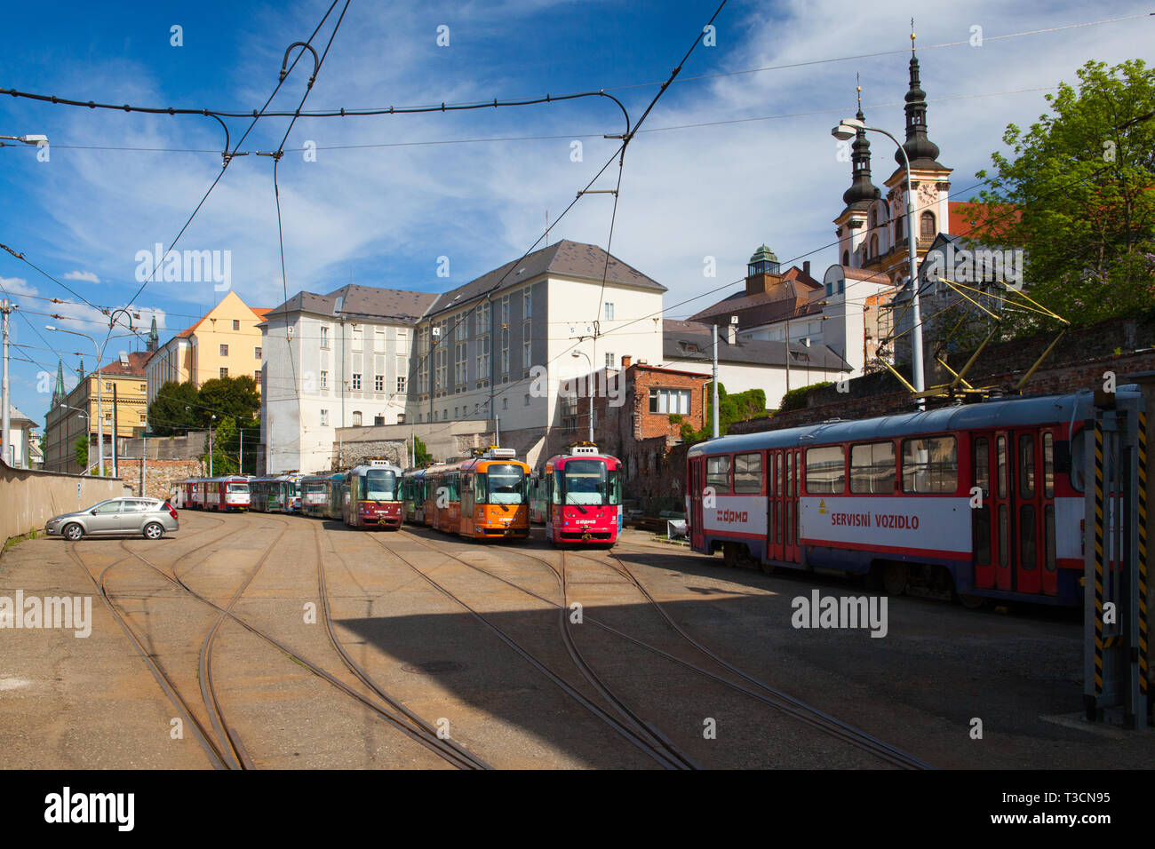 Olomouc, Repubblica Ceca - Maggio 5,2017: la fermata del tram nel centro storico di Olomouc. Famoso patrimonio Unesco città e attrazioni turistiche. Foto Stock