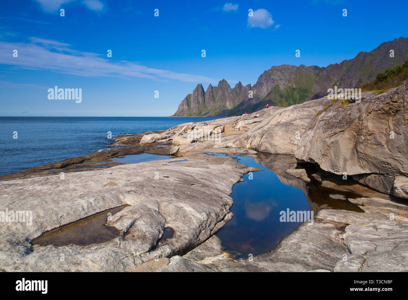 Senja Isola, Norvegia - agosto 24,2017: turisti rilassante sulla magnifica costa sull isola di Senja, Norvegia Foto Stock