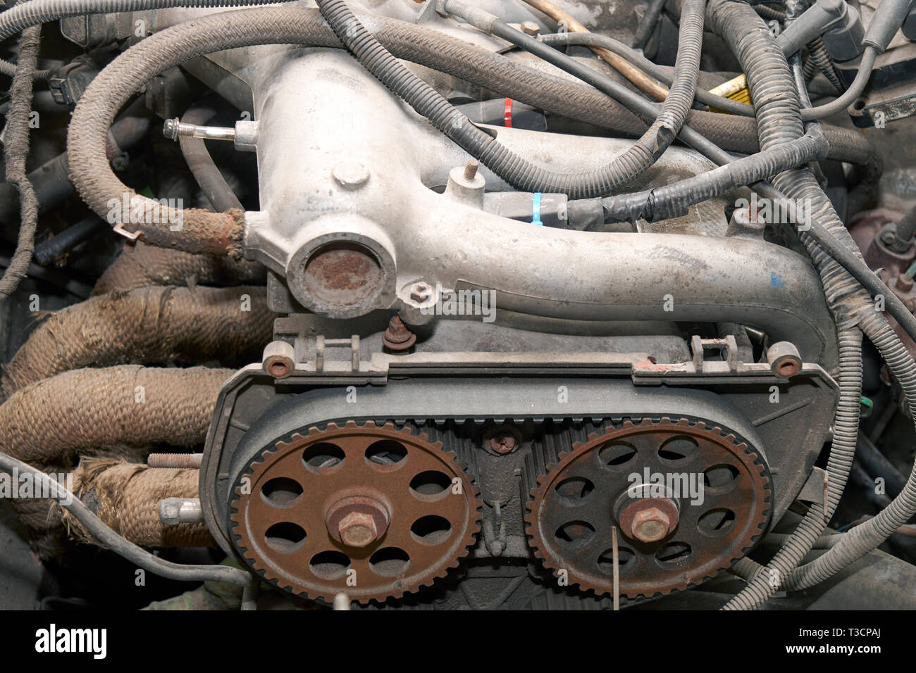 Le tubazioni e la vecchia auto a motore parte del metallo arrugginito. Foto Stock
