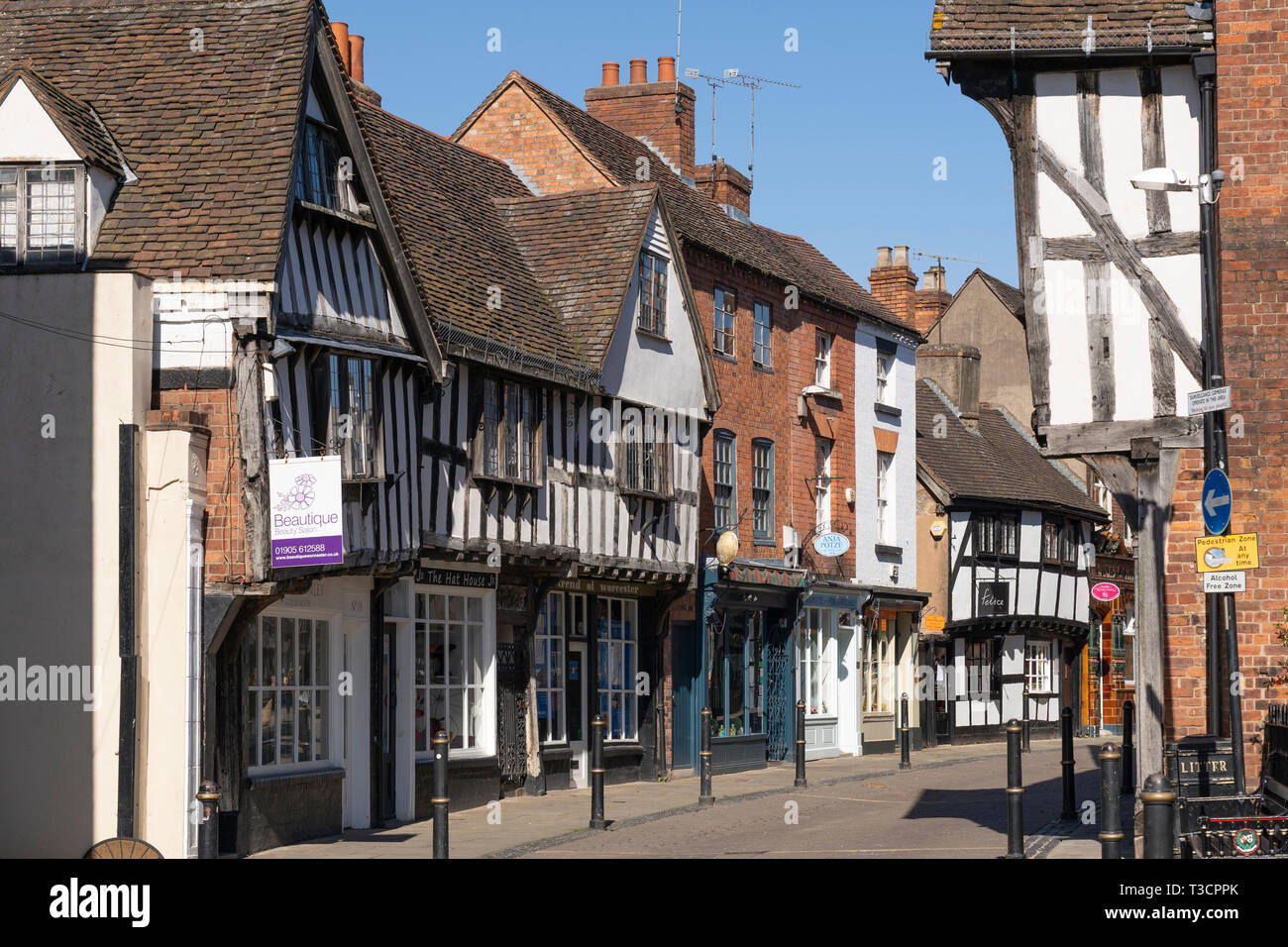 Friar Street, la strada più antica e più bella di Worcester, è fiancheggiata da case Tudor in legno, alcune risalenti al XIII secolo. REGNO UNITO Foto Stock