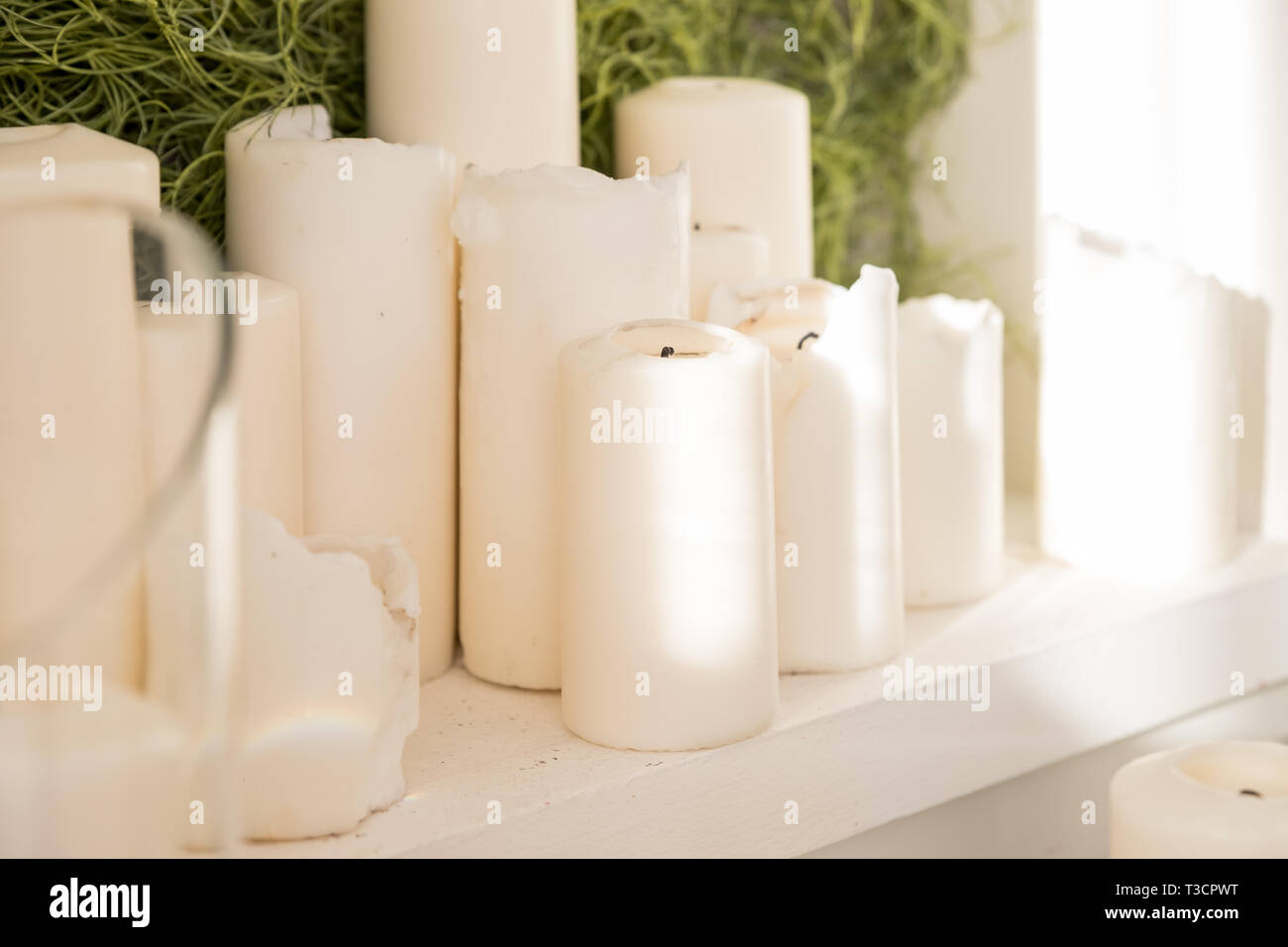 Molte candele e petali di fiori per celebrare la cerimonia di matrimonio.Candele  decorative su tavola sulla luce di sole.la candela di cera come decorazioni  di Natale o spa Foto stock - Alamy