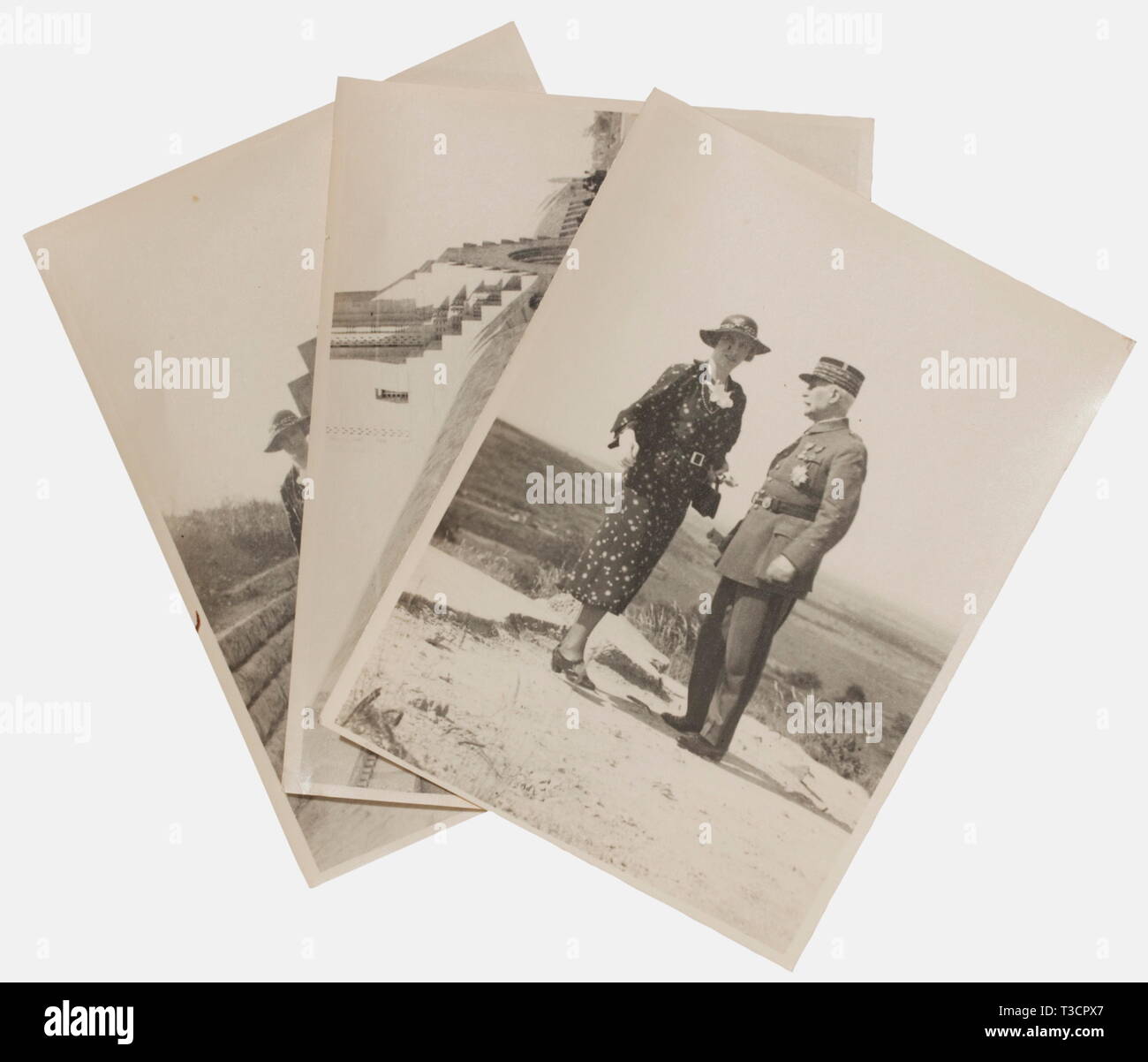 Il maresciallo Philippe Pétain (1856 - 1951), il suo personale tunica un modello 1929 tunica con collari appuntita. Khaki-stoffa colorata con quattro tasche, spalline e pulsanti dorato con attraversata del maresciallo manganelli. Medaglia occhielli sul lato sinistro per la Médaille Militaire, Croix de Guerre e Gran Croce della Legion d'onore. Sette maresciallo di stelle sulle maniche. Green fodera interna, con il sarto parigino dell'etichetta, 'Vignolles & Guillermier - 1 Rue Lafitte" recanti la scritta a mano scritta in inchiostro, 'Maréchal Pétain 10 mars 1933". Ben conservato co, Additional-Rights-Clearance-Info-Not-Available Foto Stock