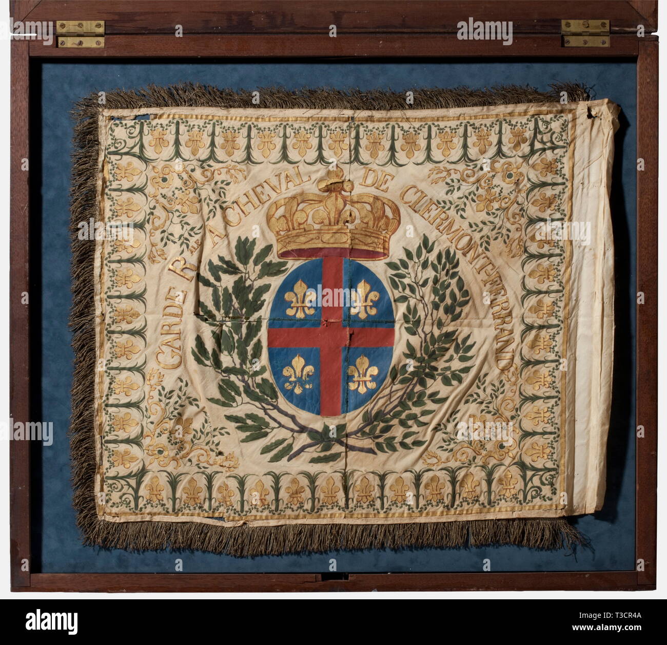 Un banner per la Garde Royale à Cheval de Clermont Ferrand, secondo ripristino 1815 - 1830 bianco, in seta dipinta con frangia di argento, il incoronato il francese stemma nel centro circondato dalla scritta "Garde Royale à Cheval de Clermont-Ferrand', Oro dipinta Fleur de Lys negli angoli e Fleur de Lys confine. Esegue il RIP in seta. In una cornice di legno. Banner di dimensioni 55 x 67 cm. Dimensioni del telaio 72 x 85 cm. La Garde Royale istituito il 1 settembre 1815, ha sostituito la Maison du Roi (ad eccezione di tre unità). La Garde Royale consisteva di otto cava, artista del diritto d'autore non deve essere cancellata Foto Stock