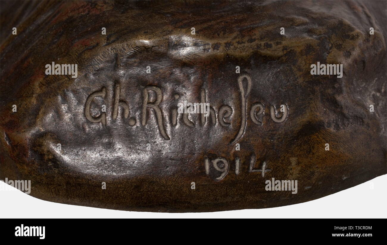 Charles-Edouard Richefeu (1868 - 1945), una scultura in bronzo "Vive l'Empereur' Piedi Granatiere di La Garde Impériale (Primo impero) con le braccia tese, un moschetto nella sua mano destra (rimovibile) e un bearskin hat nella sua sinistra. La firma dell'artista 'Ch. Richefeu' è sulla base. Marchio di fonderia, 'Susse Frères' di Parigi. Altezza 100 cm. Charles-Edouard Richefeu studiato sotto D. Puech e nel 1904 divenne un membro di artisti francesi e la società espone regolarmente al Salon des Artistes Francais. Imponente figura di bronzo con una bella patina scura, Additional-Rights-Clearance-Info-Not-Available Foto Stock