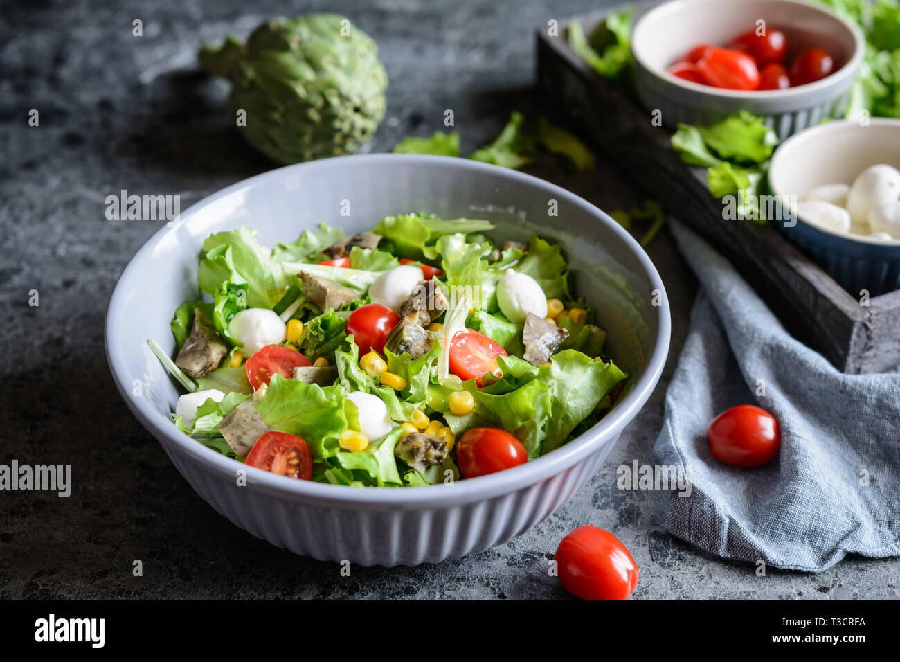 Facile Fare Una Sana Insalata Di Carciofi Cotti Al Forno La Mozzarella I Pomodori E Il Mais Foto Stock Alamy