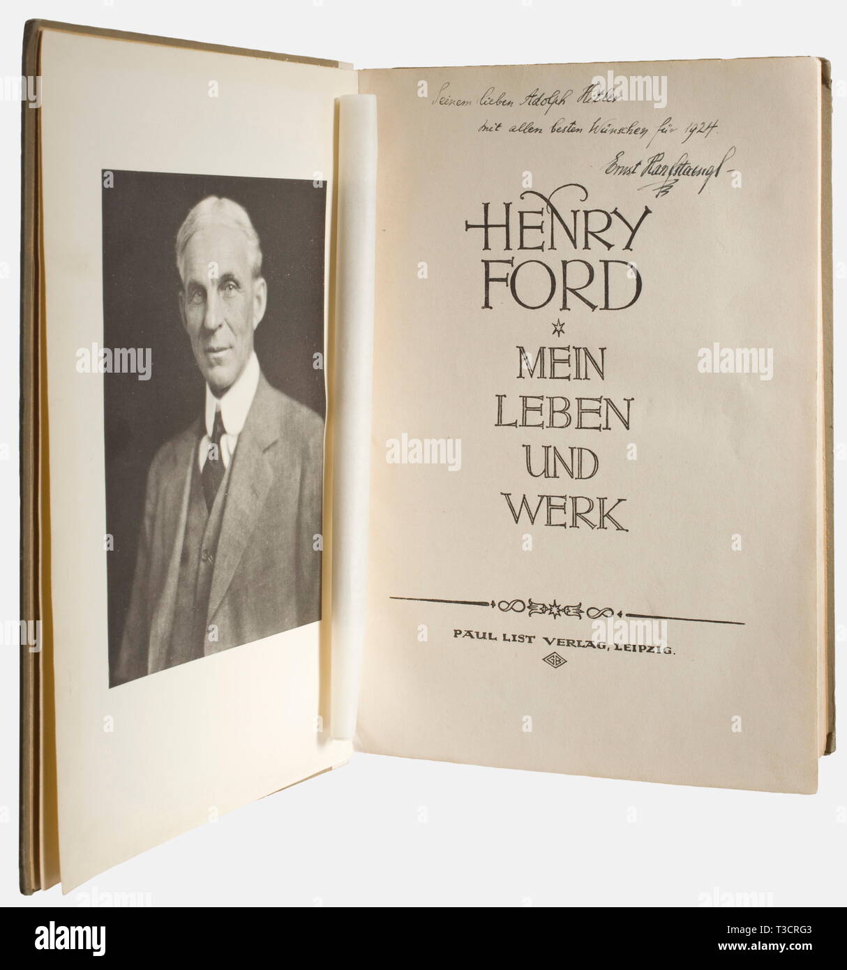 Adolf Hitler, un libro dalla sua libreria privata Henry Ford, 'My la vita e il lavoro", prima edizione tedesca, 1924, Paolo Elenco Verlag, Lipsia. Il legame di cartone. Una dedica manoscritta da Hanfstaengl a Hitler nella pagina del titolo, 'Seinem lieben Adolph Hitler mit allen besten Wünschen für 1924, Ernst Hanfstaengl'.(al suo caro amico, Adolph Hitler, con migliori auguri per il 1924, Ernst Hanfstaengl), 328 pagine. Alcune note a matita in Hitler la mano. In una successiva cofanetto. Provenienza: prese da Hitler casa privata su Prinzregentenplatz, persone, 1920s, xx secolo, NS, nazionali S, Editorial-Use-solo Foto Stock