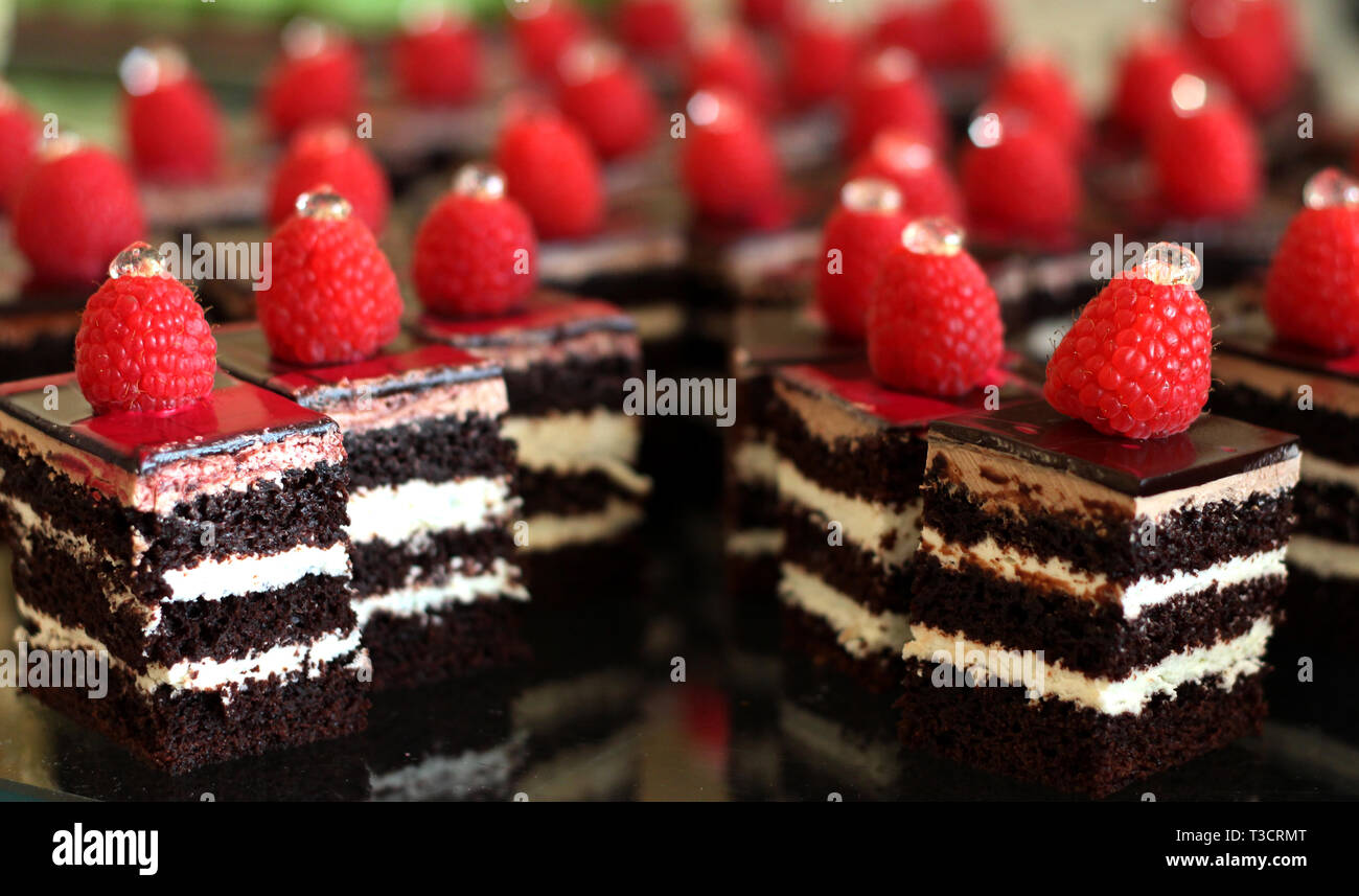Diavolo di cioccolato torta con mousse bianca Foto Stock