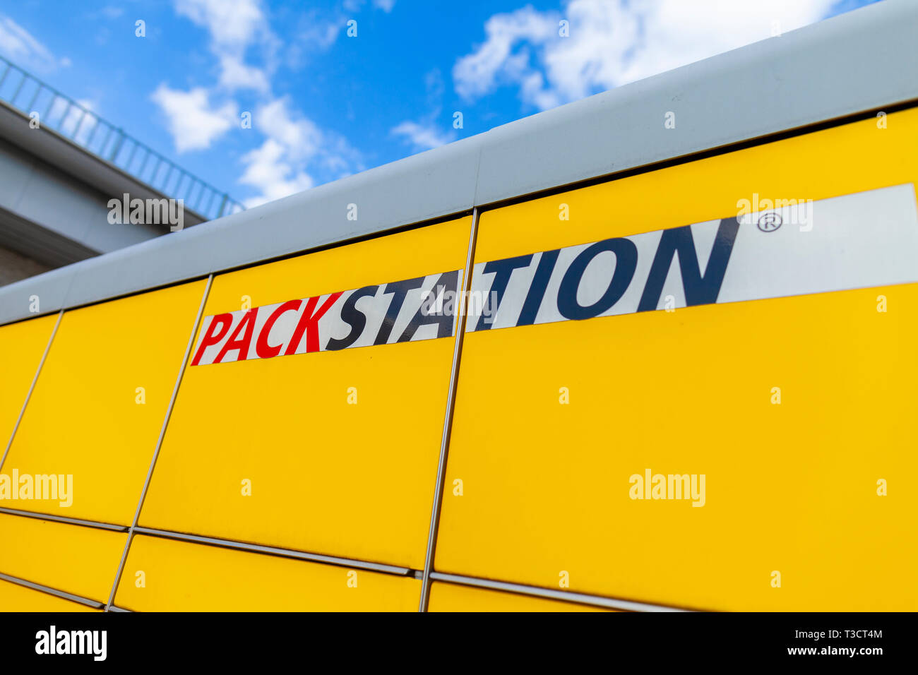 Norimberga / GERMANIA - Aprile 7, 2019: DHL Packstation sorge su una strada di Norimberga. Packstation significa stazione di imballaggio. Foto Stock