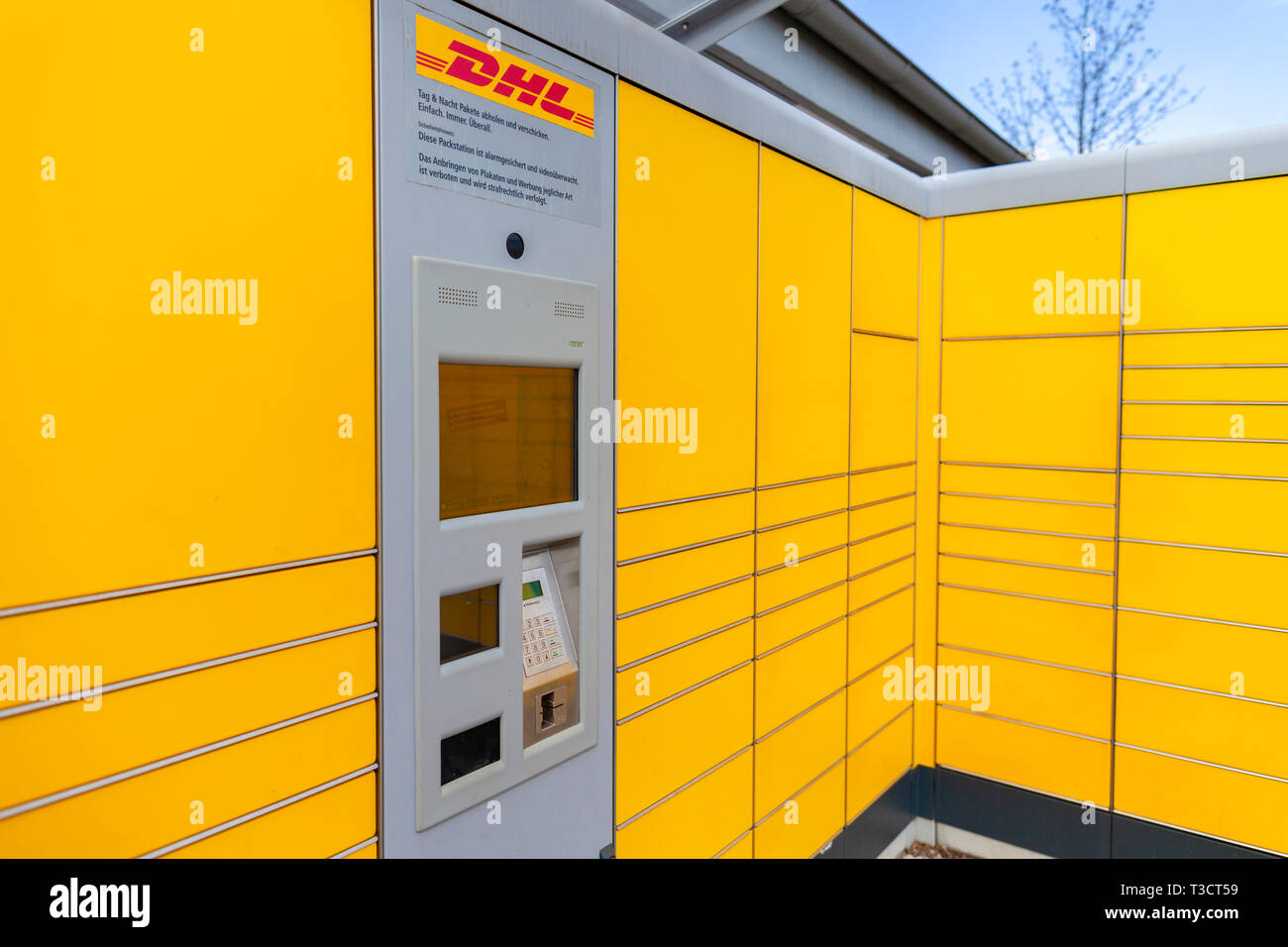 Norimberga / GERMANIA - Aprile 7, 2019: DHL Packstation sorge su una strada di Norimberga. Packstation significa stazione di imballaggio. Foto Stock