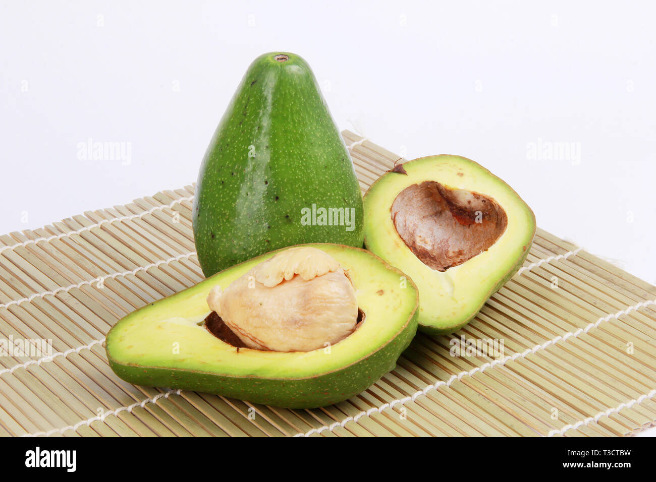 Verde e fresca gli avocadi sono adatti per bevande di succo Foto Stock