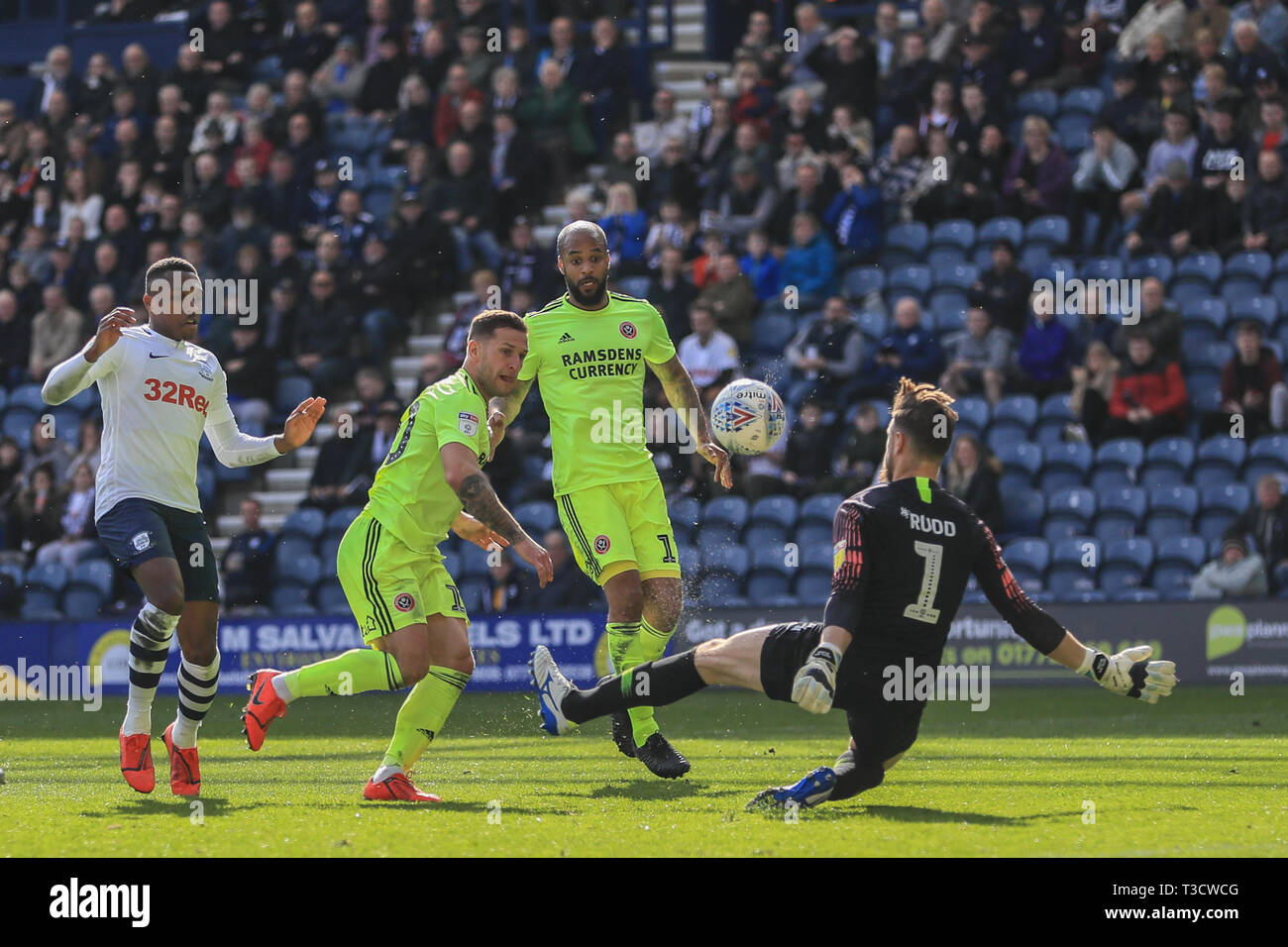 6 aprile 2019 , Deepdale, Preston, Inghilterra; Sky scommessa campionato, Preston North End vs Sheffield Regno ; Declan Rudd (01) di Preston salva Billy Sharp (10) di Sheffield Regno ha girato sul traguardo Credito: Mark Cosgrove/News immagini English Football League immagini sono soggette a licenza DataCo Foto Stock