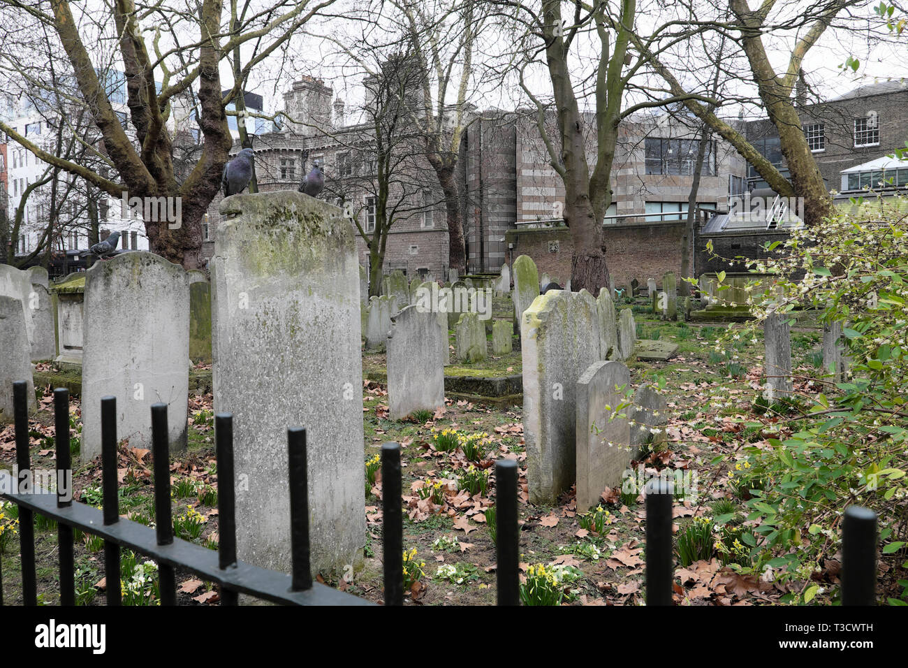 Le lapidi in campi Bunhill cimitero sulla strada della città in London EC1 Inghilterra UK KATHY DEWITT Foto Stock