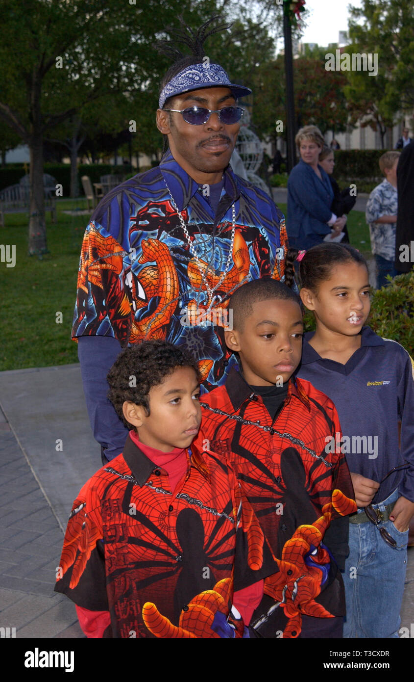 LOS ANGELES, CA. Dicembre 09, 2001: cantante COOLIO & figli al mondo premiere, a Hollywood, di Jimmy Neutron: Boy Genius. © Paul Smith/Featureflash Foto Stock