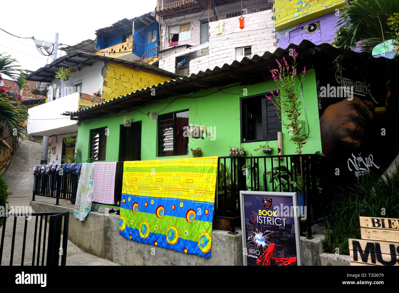 Esterno del case colorate in Comuna 13, Medellin, Colombia Foto Stock