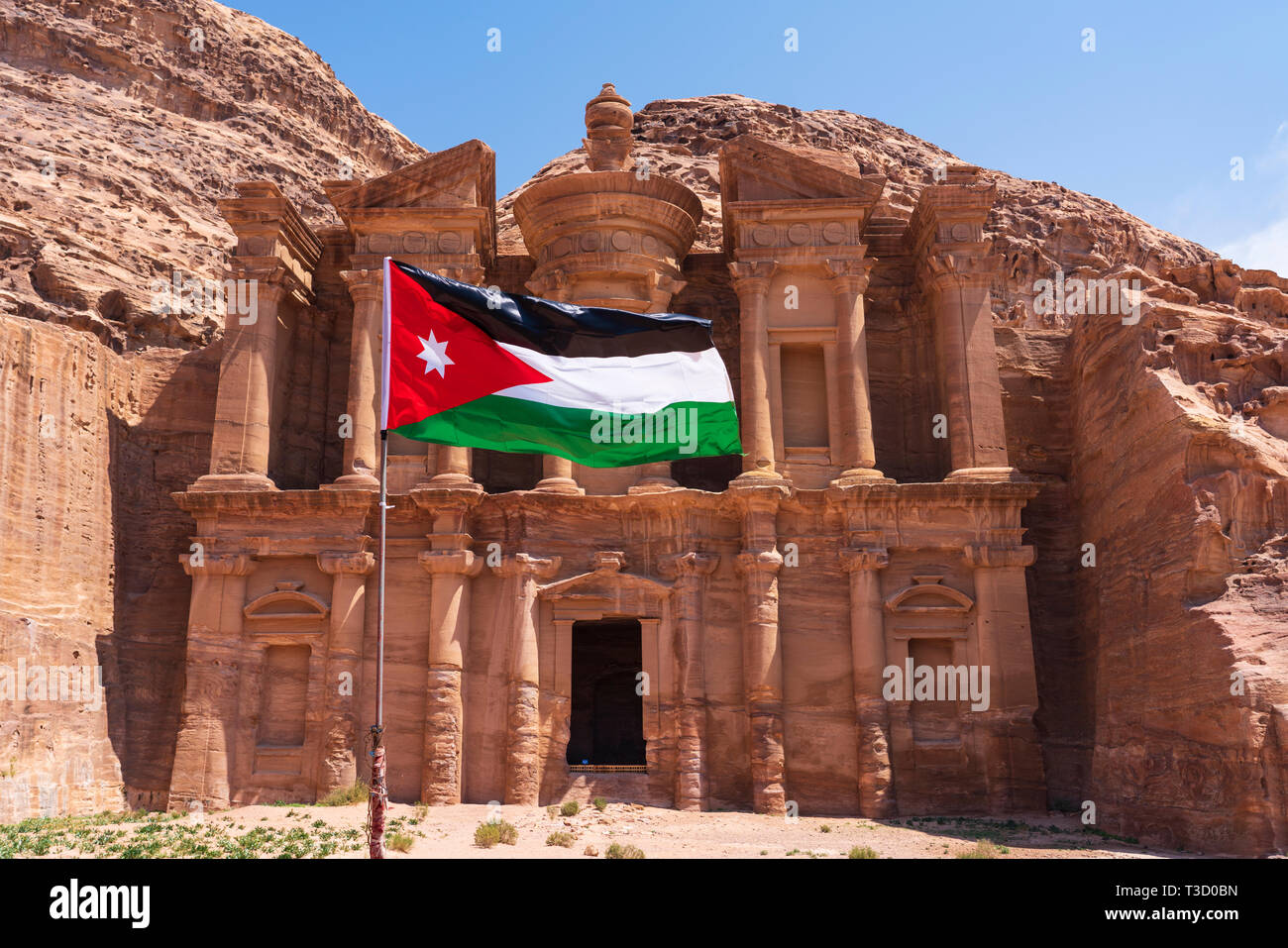 Vista del monastero Ad-Deir di Petra in Giordania.Sito Patrimonio Mondiale dell'UNESCO Foto Stock