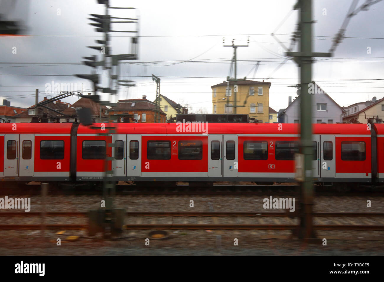 Un treno S-Bahn racing attraverso i sobborghi di Stoccarda, Germania Foto Stock