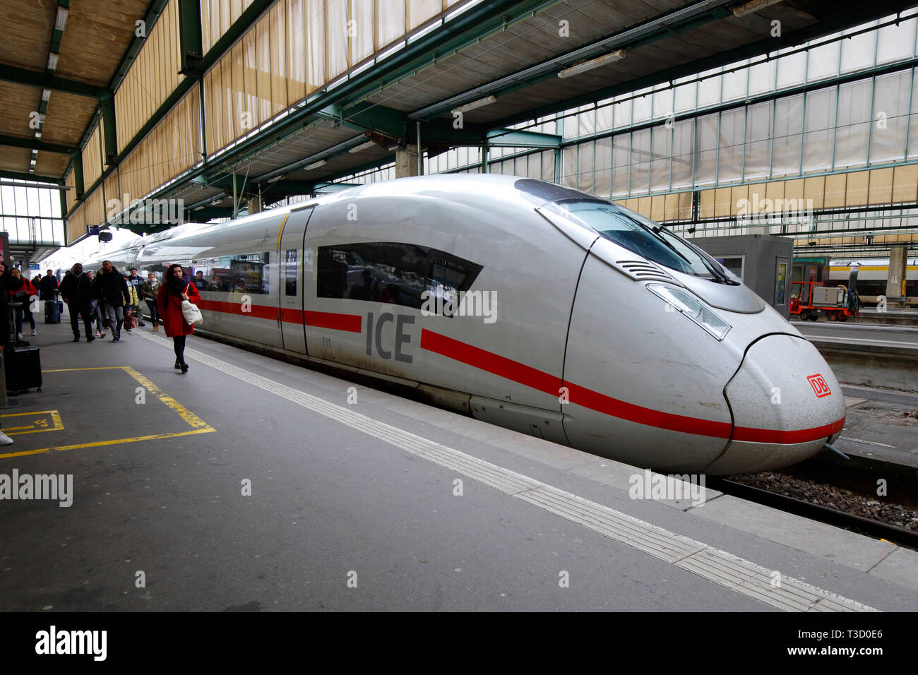 Un treno InterCity Express (ICE) a Stuttgart Hbf, Stoccarda, Germania. Hauptbahnhof di Stoccarda Foto Stock