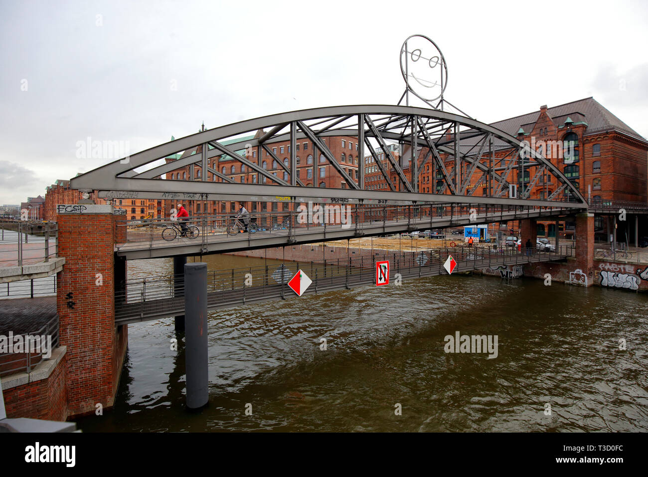 Faccia pubblica sul Kibbelstegbrücke tarature lo stato d'animo del popolo di HafenCity utilizzando software di riconoscimento facciale applicata alla sorveglianza TVCC filmati Foto Stock