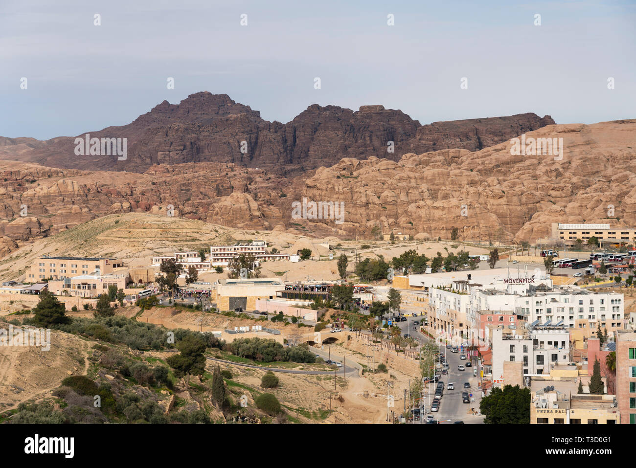 Vista di Wadi Musa verso i turisti centro in entrata a Petra UNESCO World Heritage Site in Giordania, Medio Oriente Foto Stock