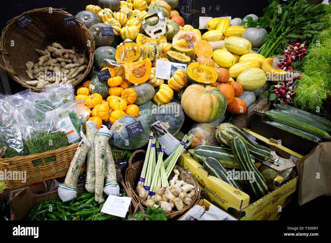 Visualizzazione di zucche invernali e la veg su un mercato in stallo. Foto Stock