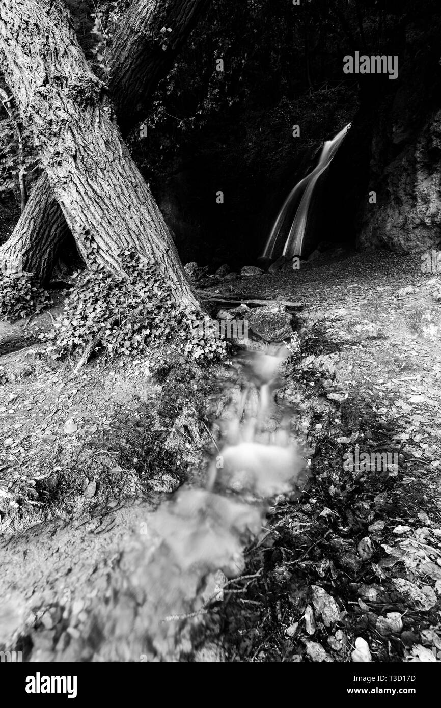 La cascata nel bosco in un pallido (Umbria, Italia) Foto Stock
