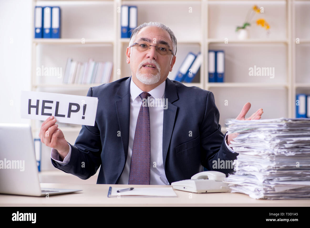 Bianco vecchio barbuto imprenditore dipendente scontento di un eccessivo lavoro Foto Stock