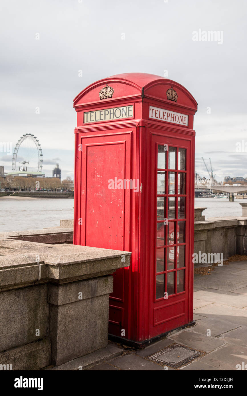 Tradizionale in rosso casella Telefono London Foto Stock