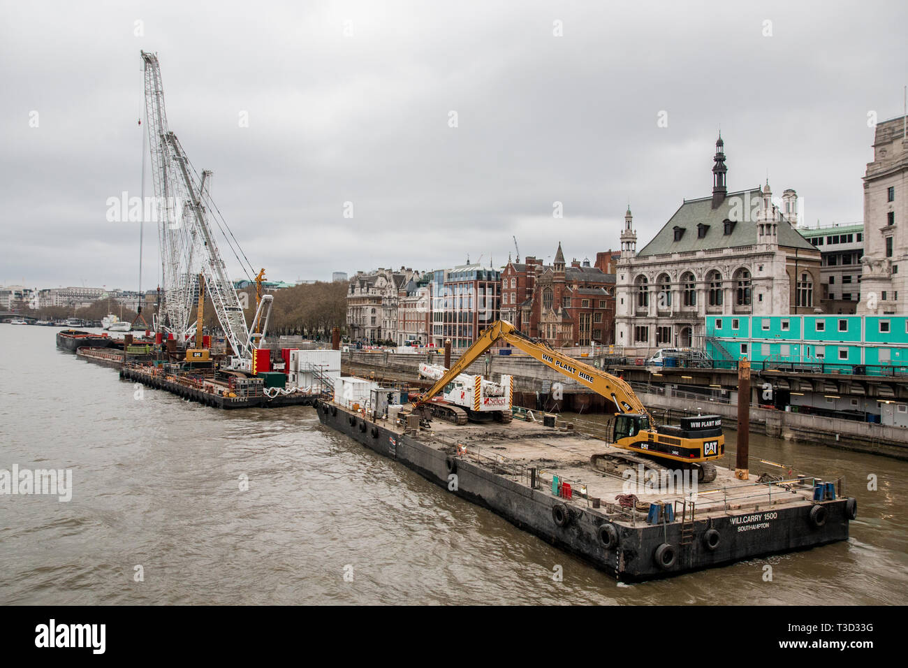 Costruzione galleggiante piattaforma sul fiume Tamigi Londra Foto Stock