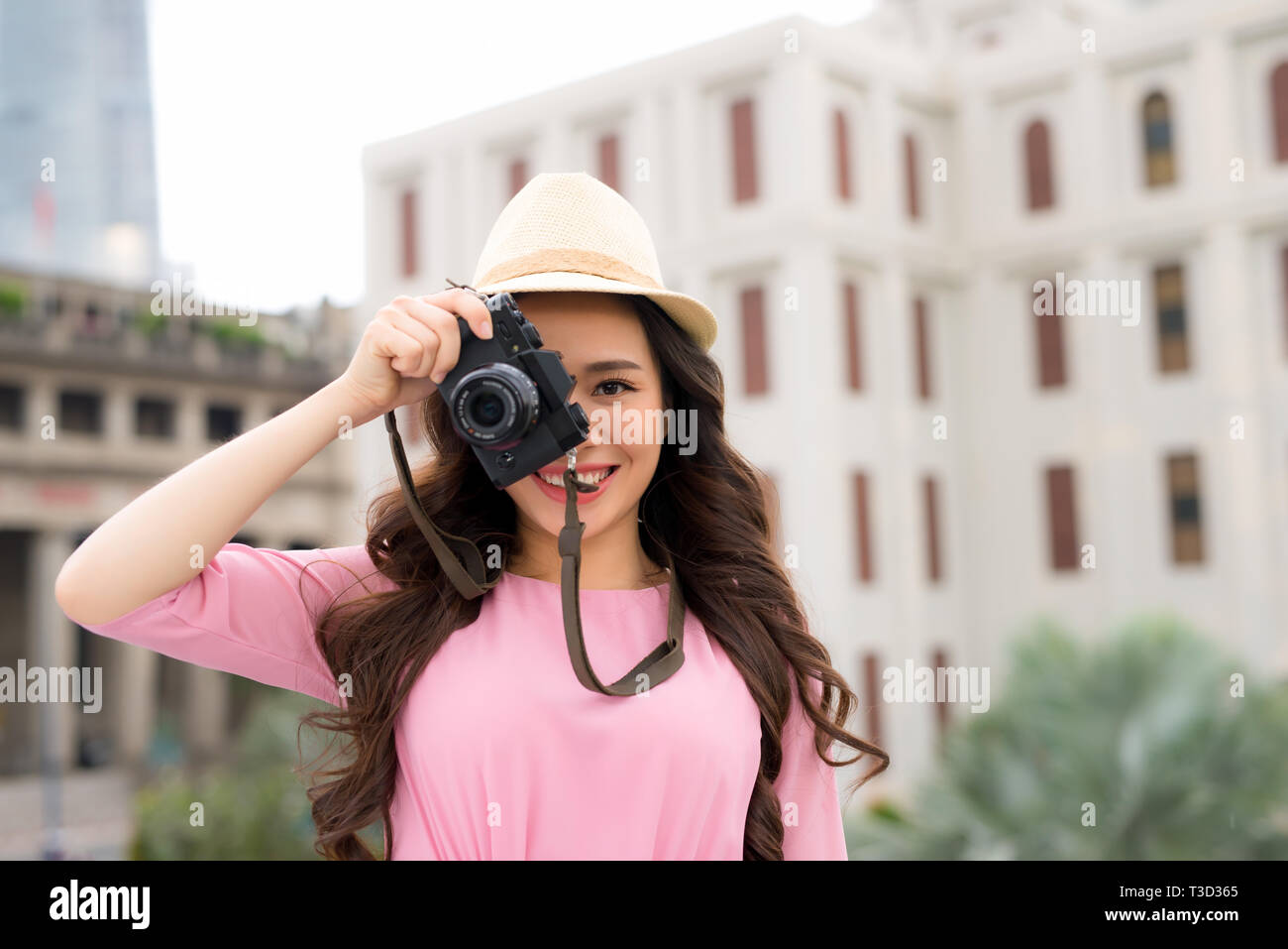 Ritratto di donna asiatica traveler fotografia hipster stile di vita sulla strada con la fotocamera Foto Stock