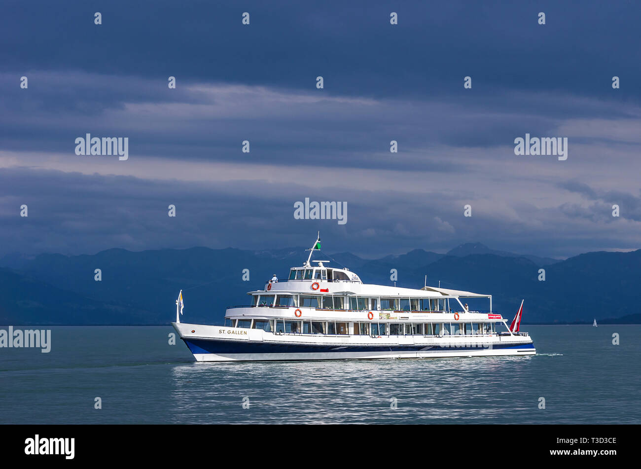 La MS ST. Gallo della Schweizerische Bodensee Schifffahrt azienda attraversa il lago di Costanza vicino a Langenargen, Germania, in una tempesta di atmosfera. Foto Stock