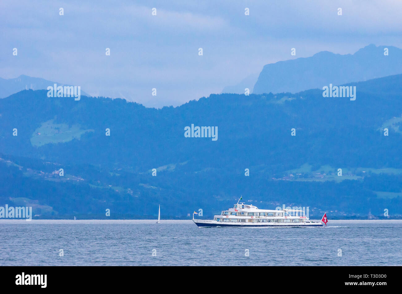 La MS ST. Gallo attraversa il lago di Costanza vicino a Langenargen, la Germania in una tempesta di atmosfera. Foto Stock