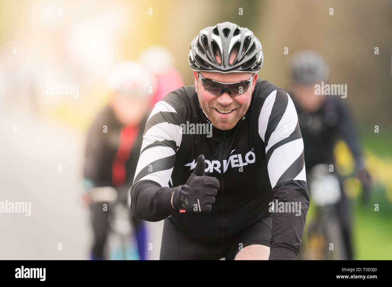 Uomo di mezza età in bicicletta dando il pollice in alto REGNO UNITO Foto Stock