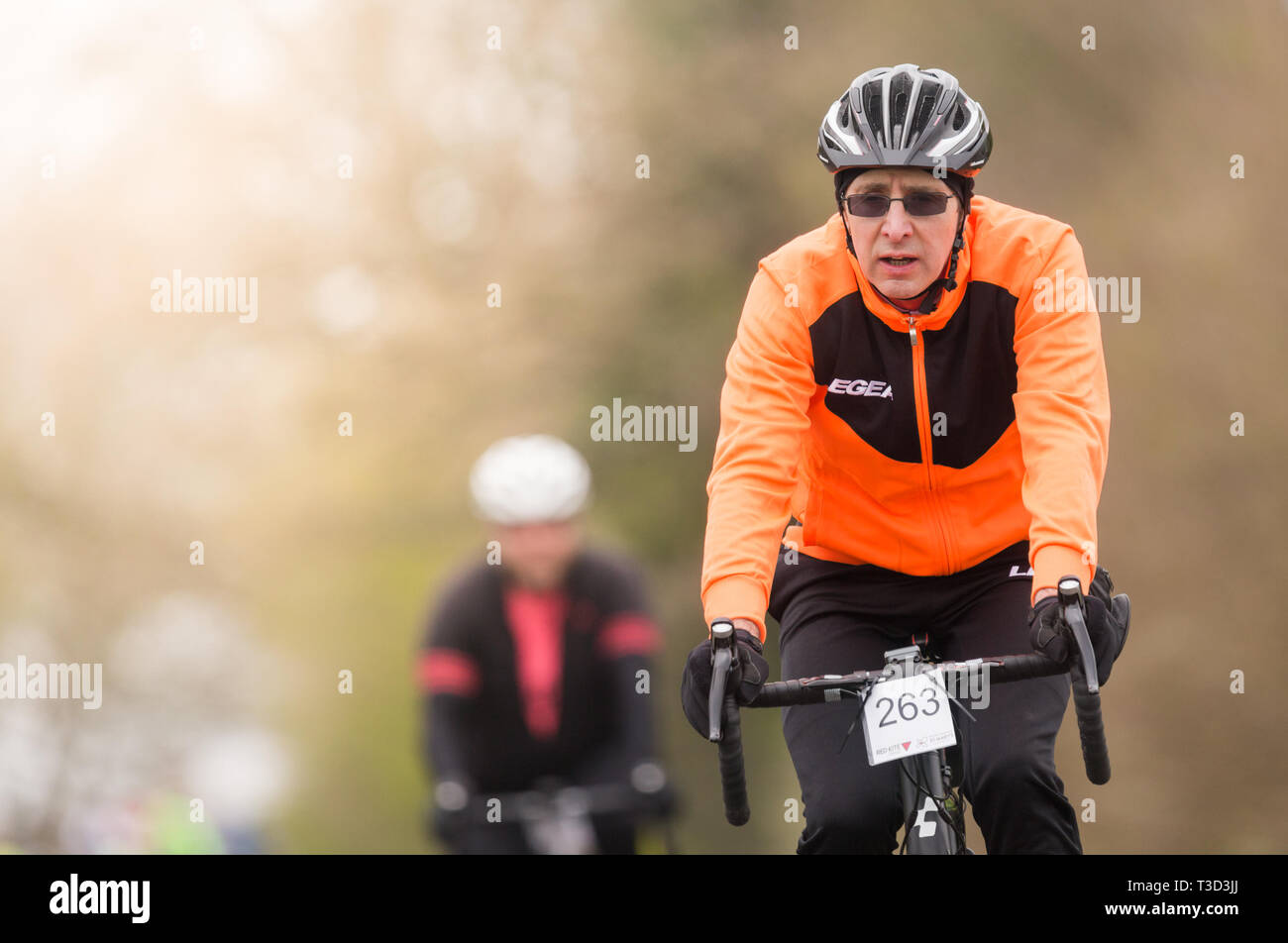 L'uomo ciclismo su strada, REGNO UNITO Foto Stock