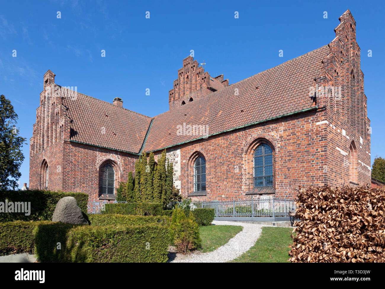 Lyngby chiesa in stile romanico originariamente a partire dalla metà del XII secolo. Allungato nel tardo gotico. Kongens Lyngby, un sobborgo a nord di Copenhagen. Foto Stock