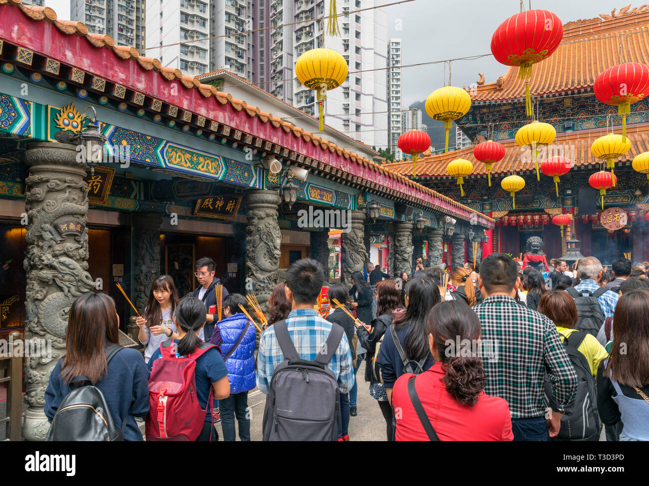 Adoratori in Sik sik Yuen Wong Tai Sin Temple, un Tempio Taoista in nuovo Kowloon, Hong Kong, Cina Foto Stock