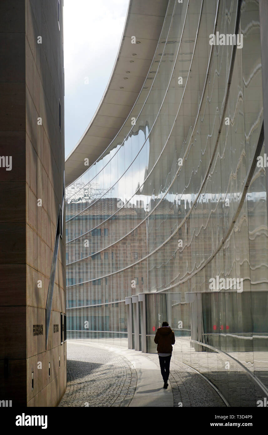 Glas facciata del nuovo Museo, il museo di arte e design, Klarissen posto, vecchia di Norimberga, Franconia, Baviera, Germania Foto Stock
