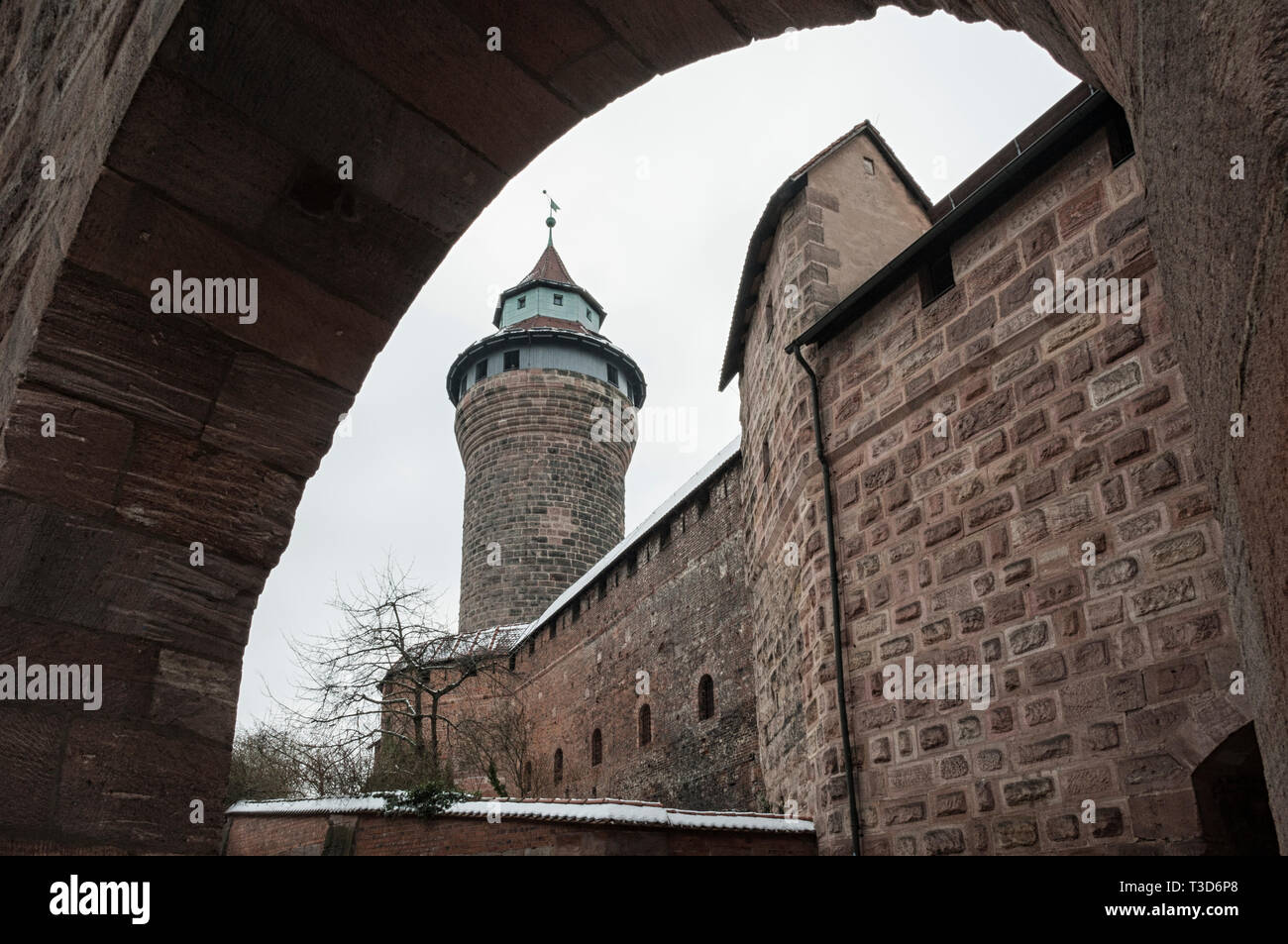 La Nuremberg castello imperiale (Keiserburg) e la sua torre Sinnwell dal Sacro Romano Impero - uno dei principali luoghi di interesse turistico della città e il simbolo di Norimberga Foto Stock