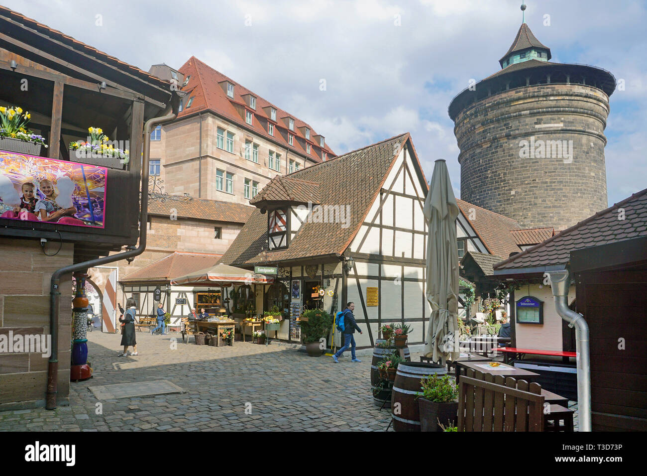 Handwerkerhof und Frauentorturm in der Altstadt von Nürnberg, Franken, Bayern, Deutschland | artigiani corte (tedesco: Handwerkerhof) e porta le donne a Foto Stock