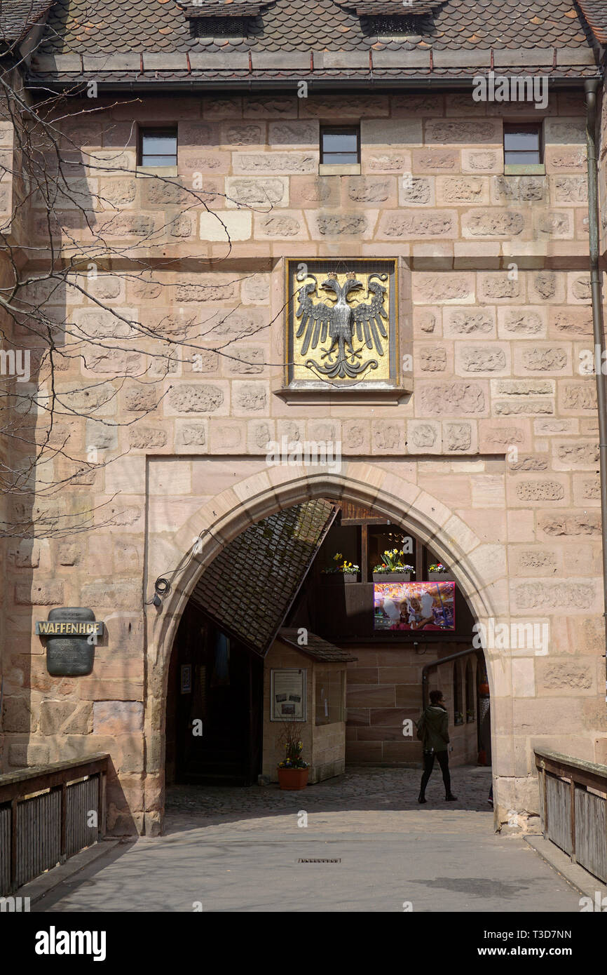 Imperial stemma presso gli artigiani corte (tedesco: Handwerkerhof), la città vecchia di Norimberga, Franconia, Baviera, Germania Foto Stock