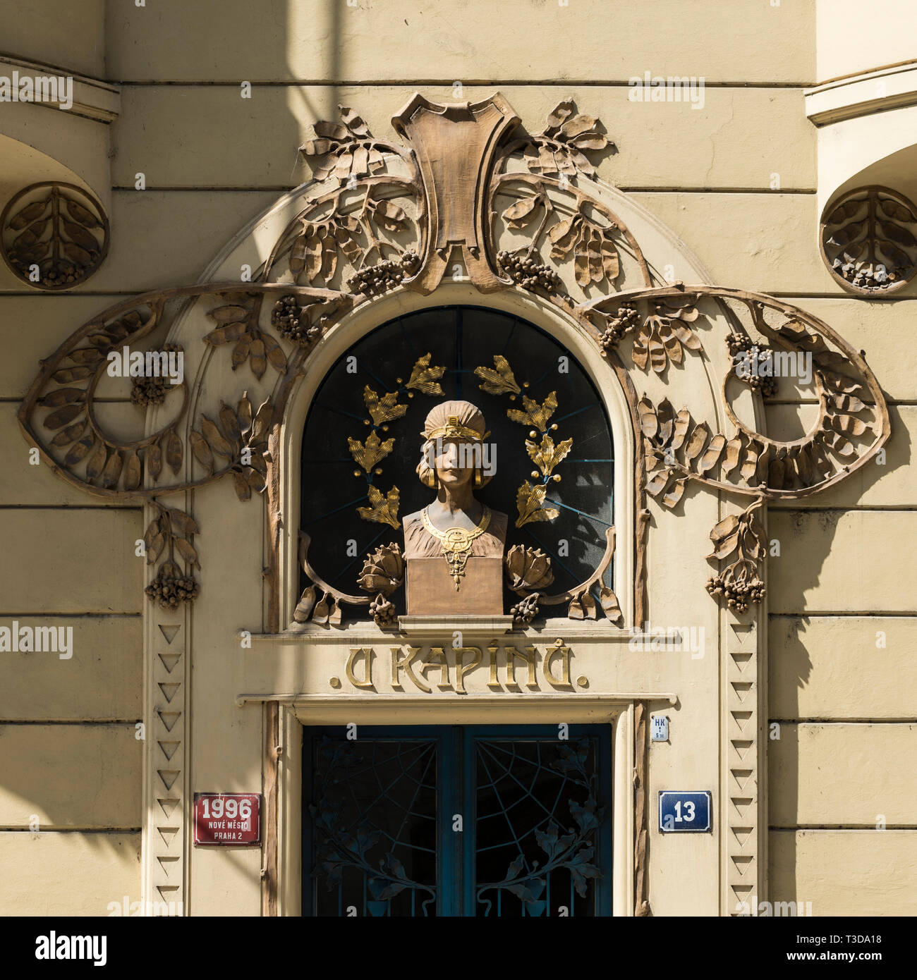 Praga. Repubblica ceca. Edificio in Art Nouveau esterno U Kapínů, Gorazdova 13, costruito 1906, architetto Jan Petrák. Foto Stock