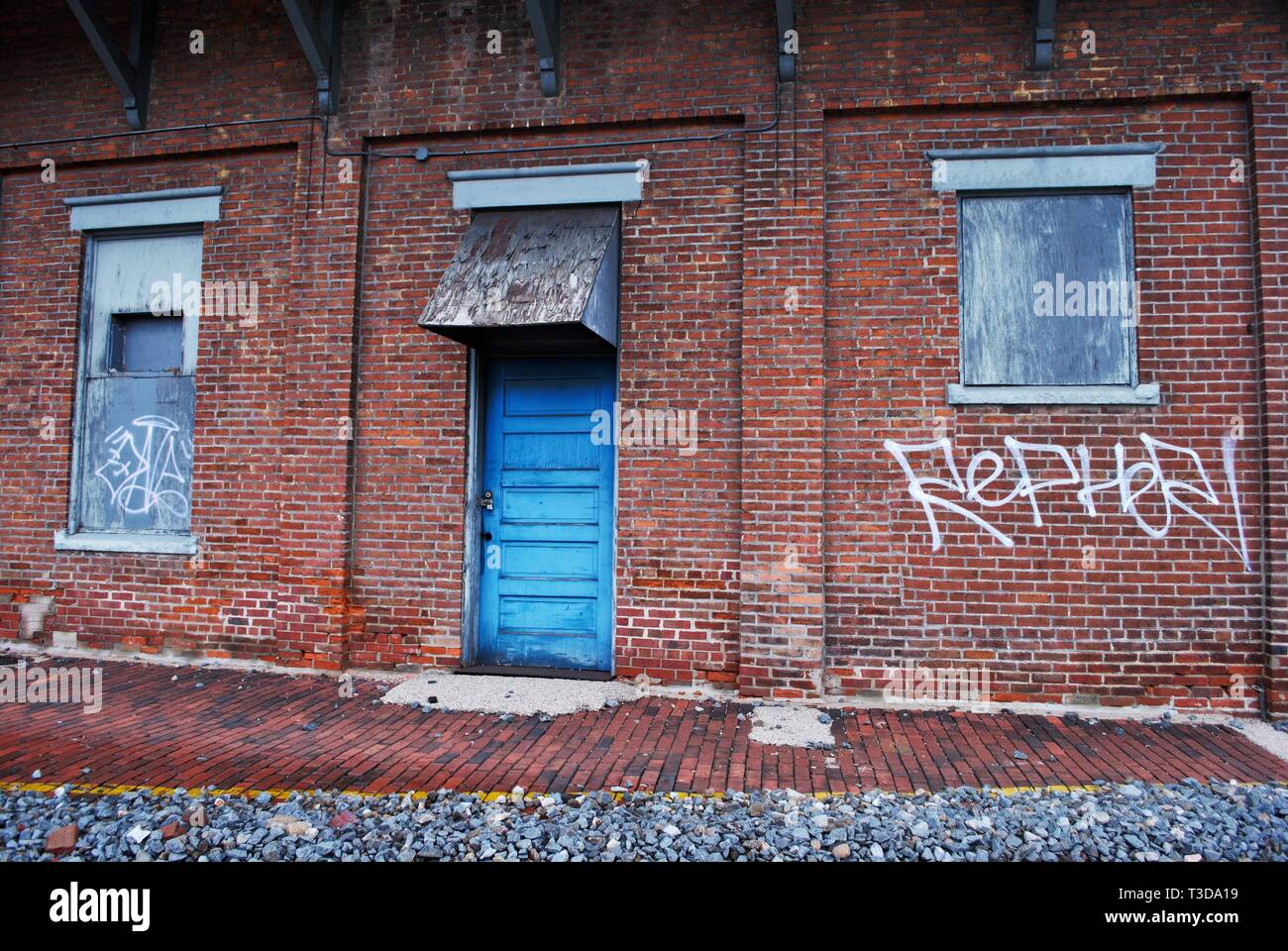 In Mattoni abbandonati deposito dei treni con le vie e graffiti Foto Stock