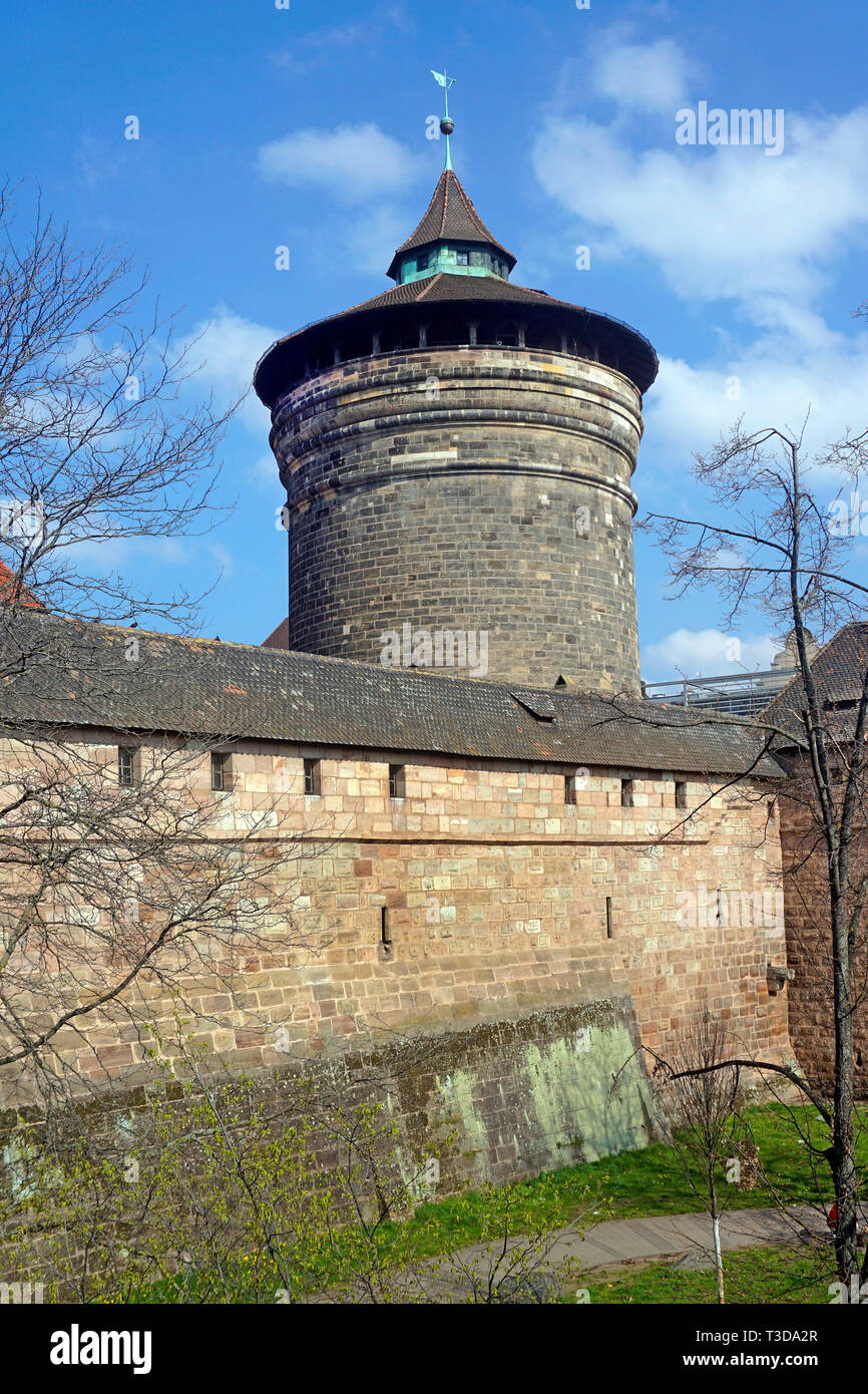 Donne torre di gate (tedesco: Frauentorturm) presso gli artigiani corte (tedesco: Handwerkerhof) alla fortificazione della città, la città vecchia di Norimberga, Baviera, Germania Foto Stock