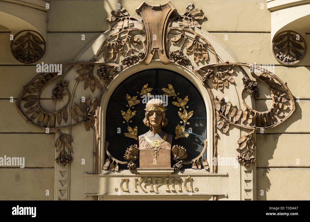 Praga. Repubblica ceca. Edificio in Art Nouveau esterno U Kapínů, Gorazdova 13, costruito 1906, architetto Jan Petrák. Foto Stock