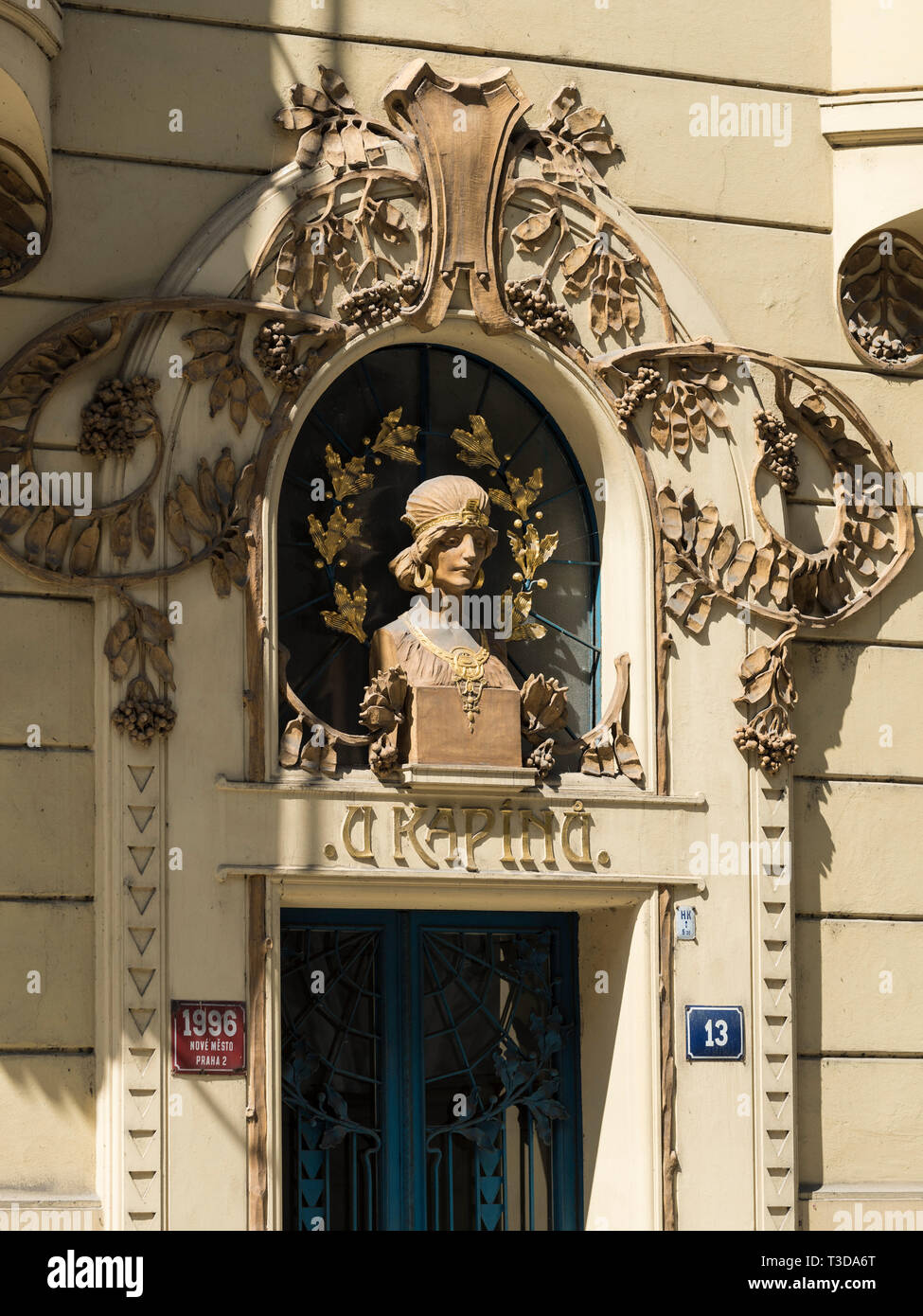 Praga. Repubblica ceca. Edificio in Art Nouveau esterno U Kapínů, Gorazdova 13, costruito 1906, architetto Jan Petrák. Foto Stock